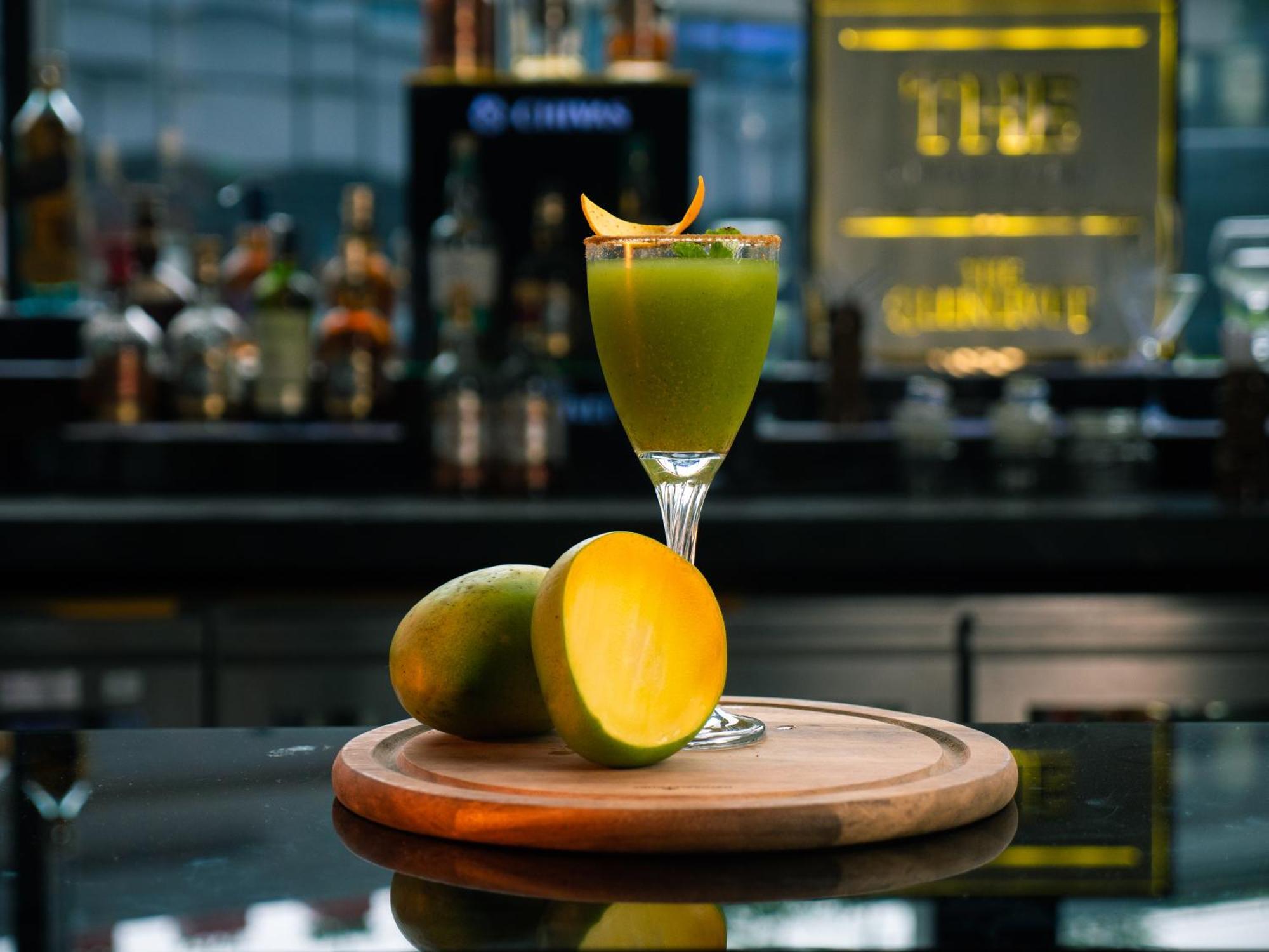 Novotel Kolkata Hotel And Residences Luaran gambar A mango smoothie