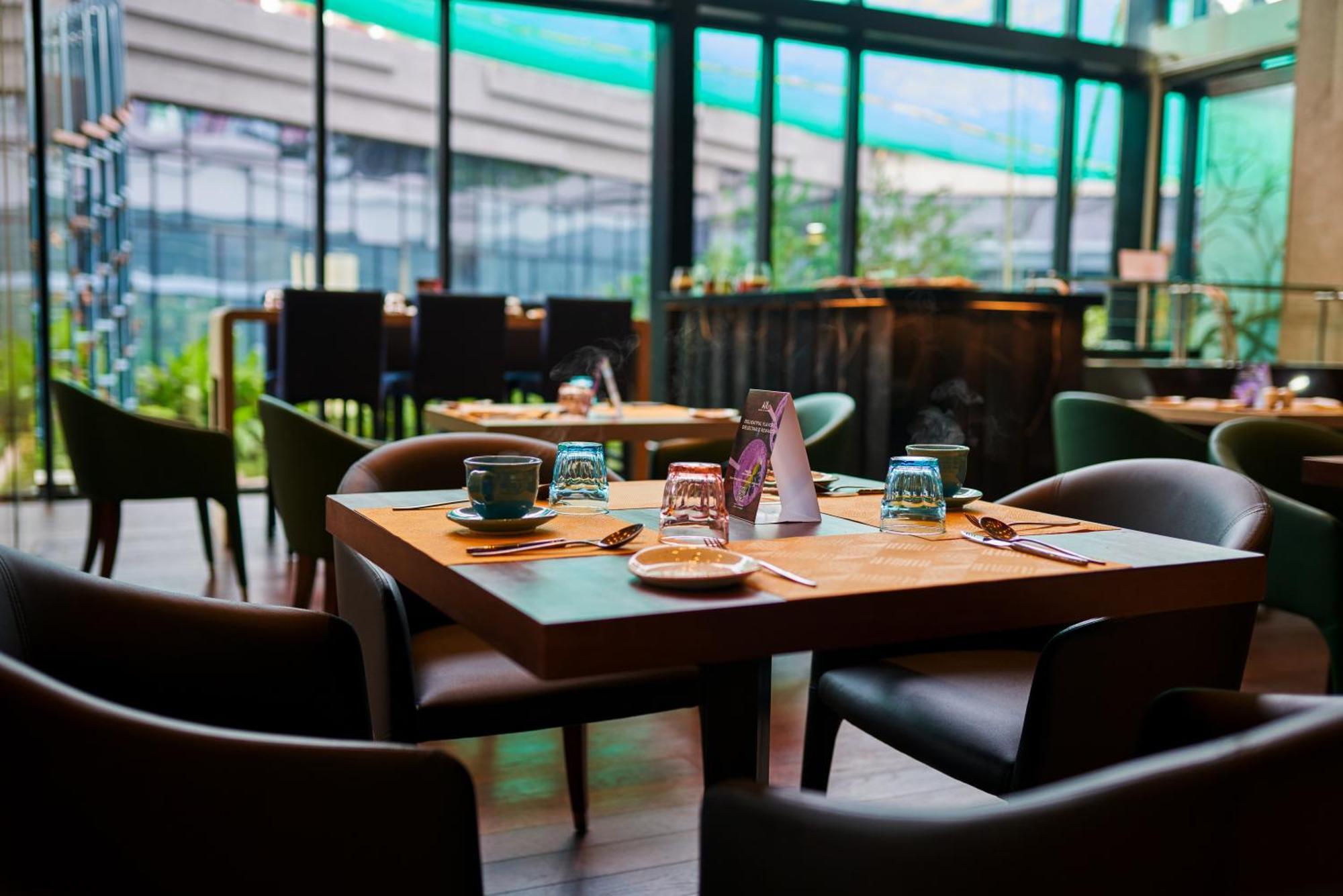 Novotel Kolkata Hotel And Residences Luaran gambar The restaurant