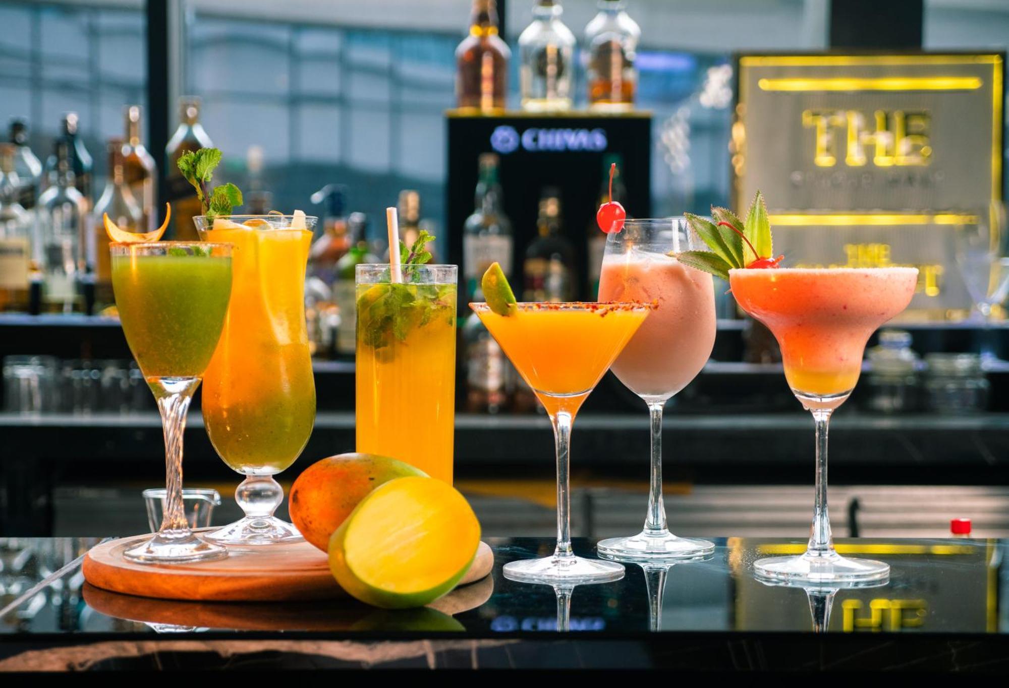 Novotel Kolkata Hotel And Residences Luaran gambar Cocktails at the bar