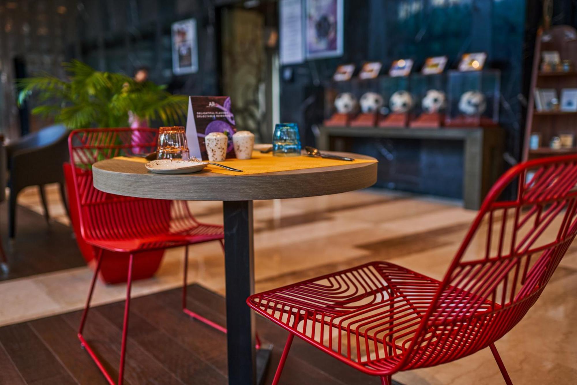Novotel Kolkata Hotel And Residences Luaran gambar The interior of the hotel