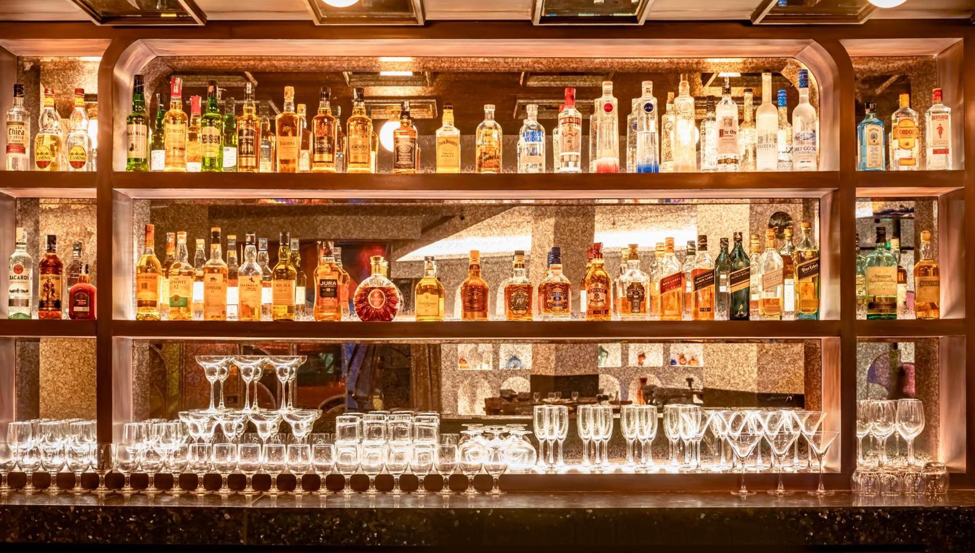 Novotel Kolkata Hotel And Residences Luaran gambar A selection of spirits