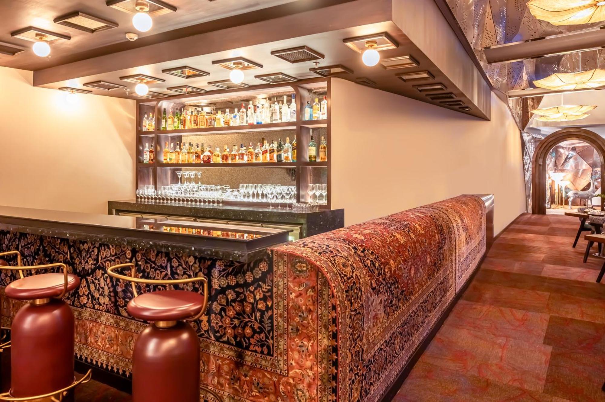 Novotel Kolkata Hotel And Residences Luaran gambar The bar at the 1905
