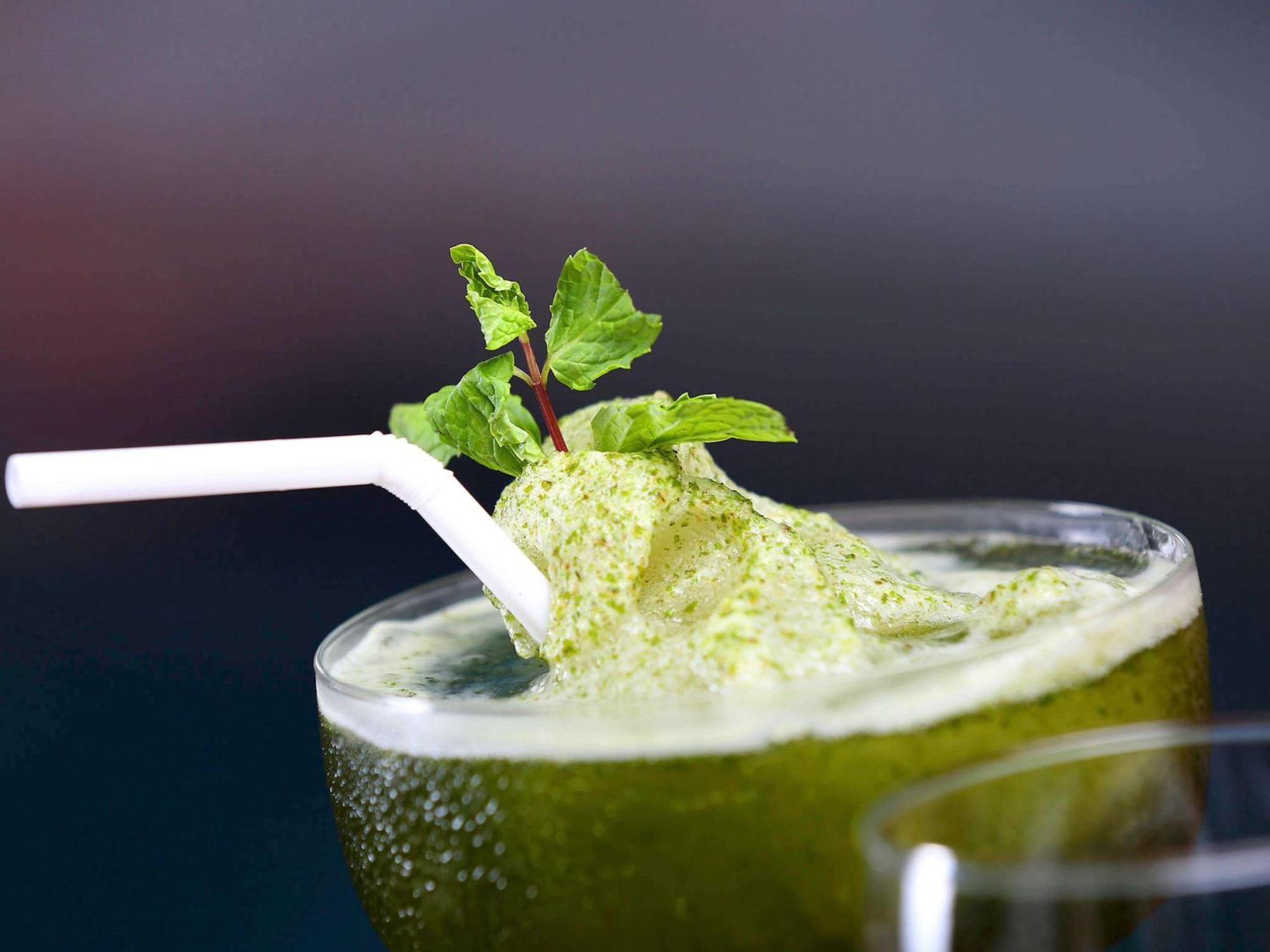 Novotel Kolkata Hotel And Residences Luaran gambar A matcha drink