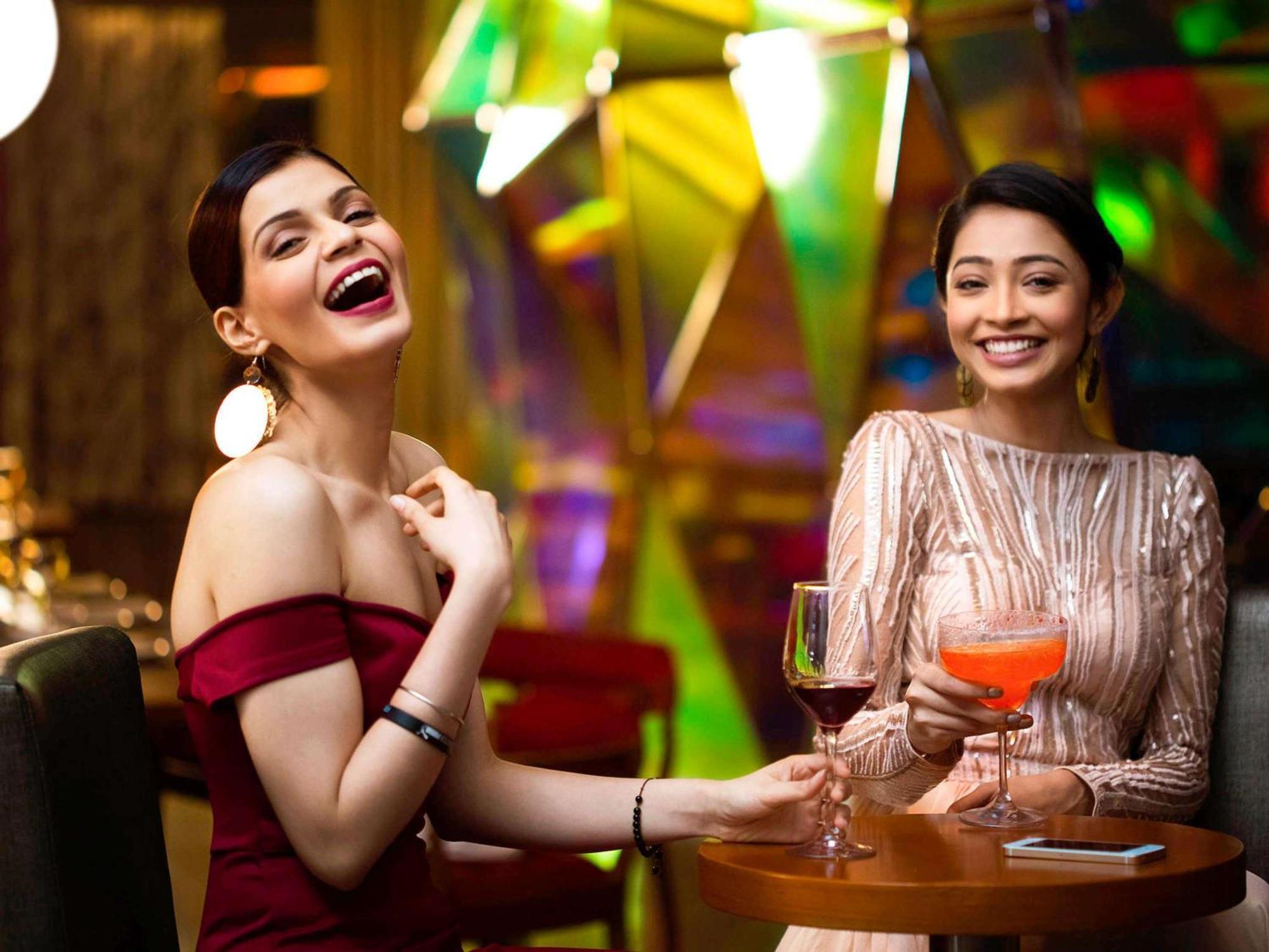 Novotel Kolkata Hotel And Residences Luaran gambar Two women socializing