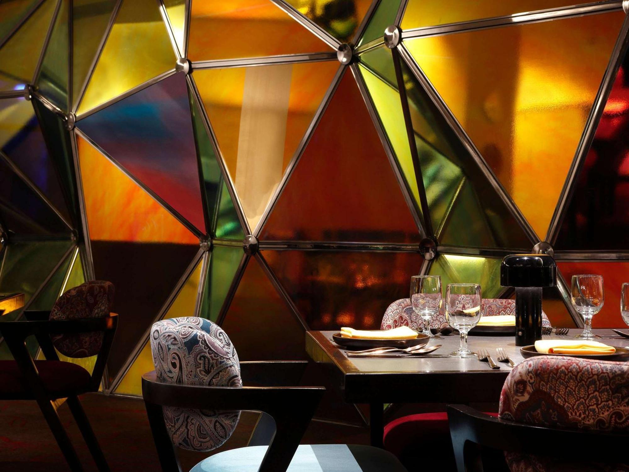 Novotel Kolkata Hotel And Residences Luaran gambar Interior of the restaurant