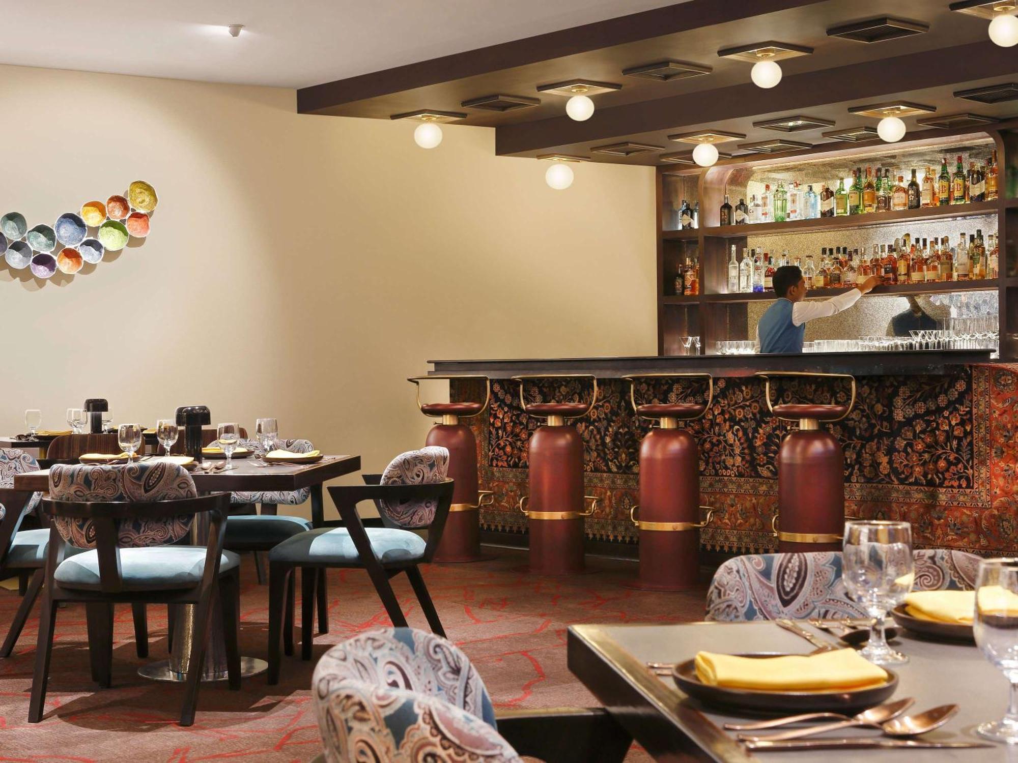 Novotel Kolkata Hotel And Residences Luaran gambar The bar at the restaurant