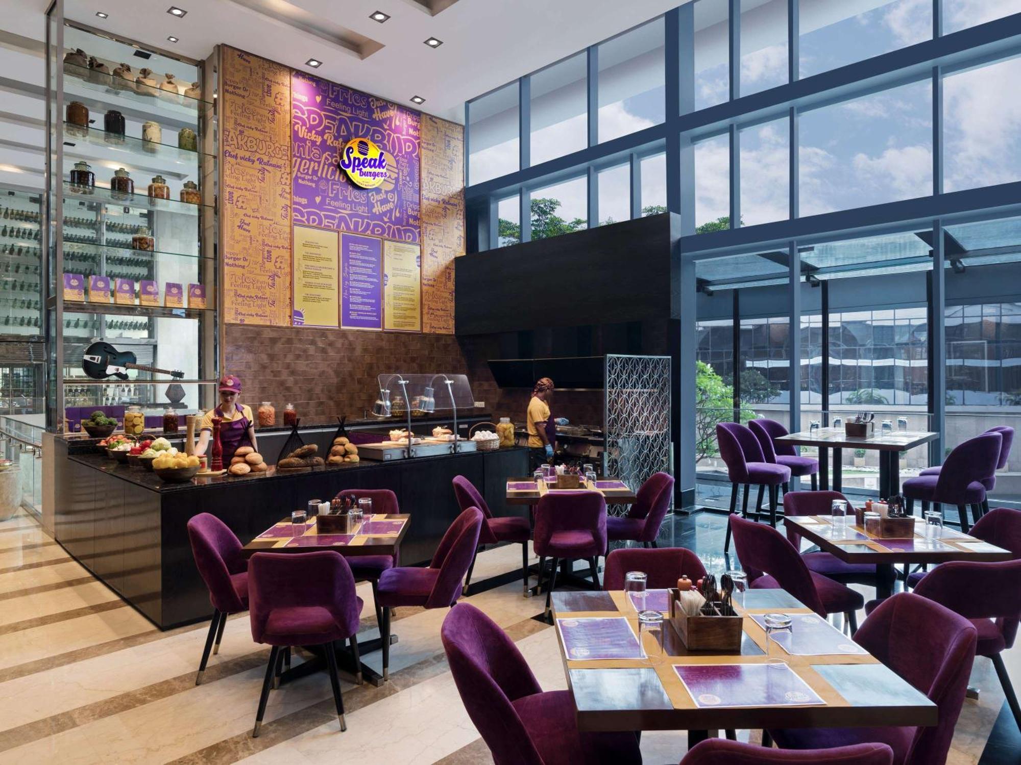 Novotel Kolkata Hotel And Residences Luaran gambar The interior of the restaurant