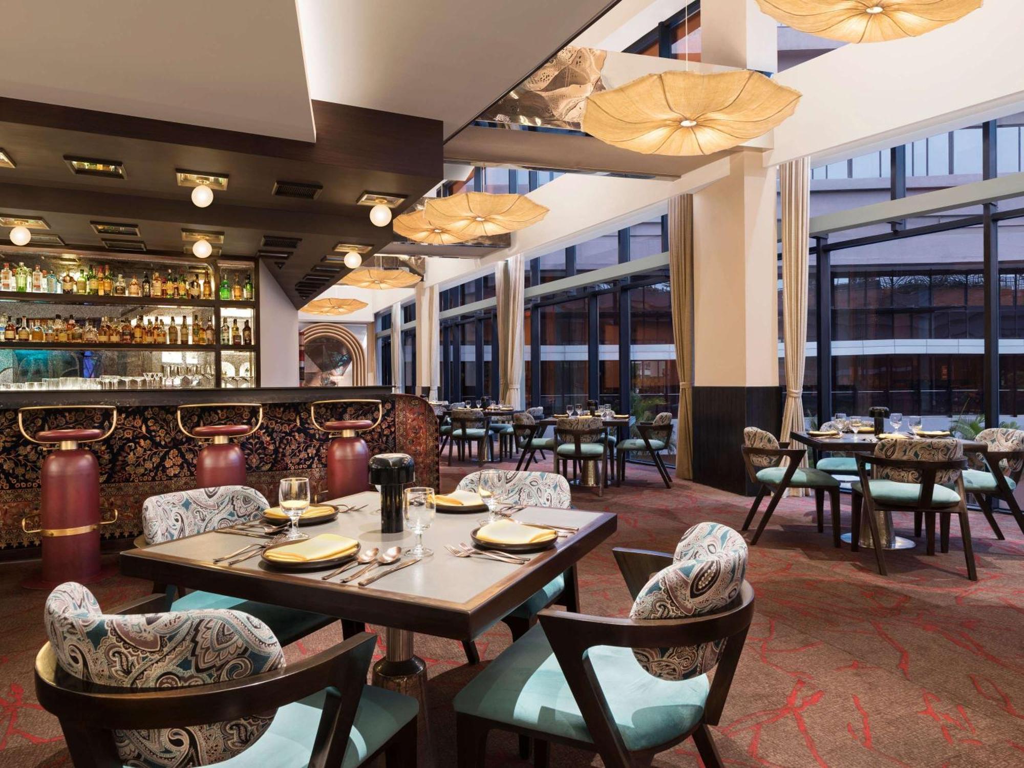 Novotel Kolkata Hotel And Residences Luaran gambar The restaurant