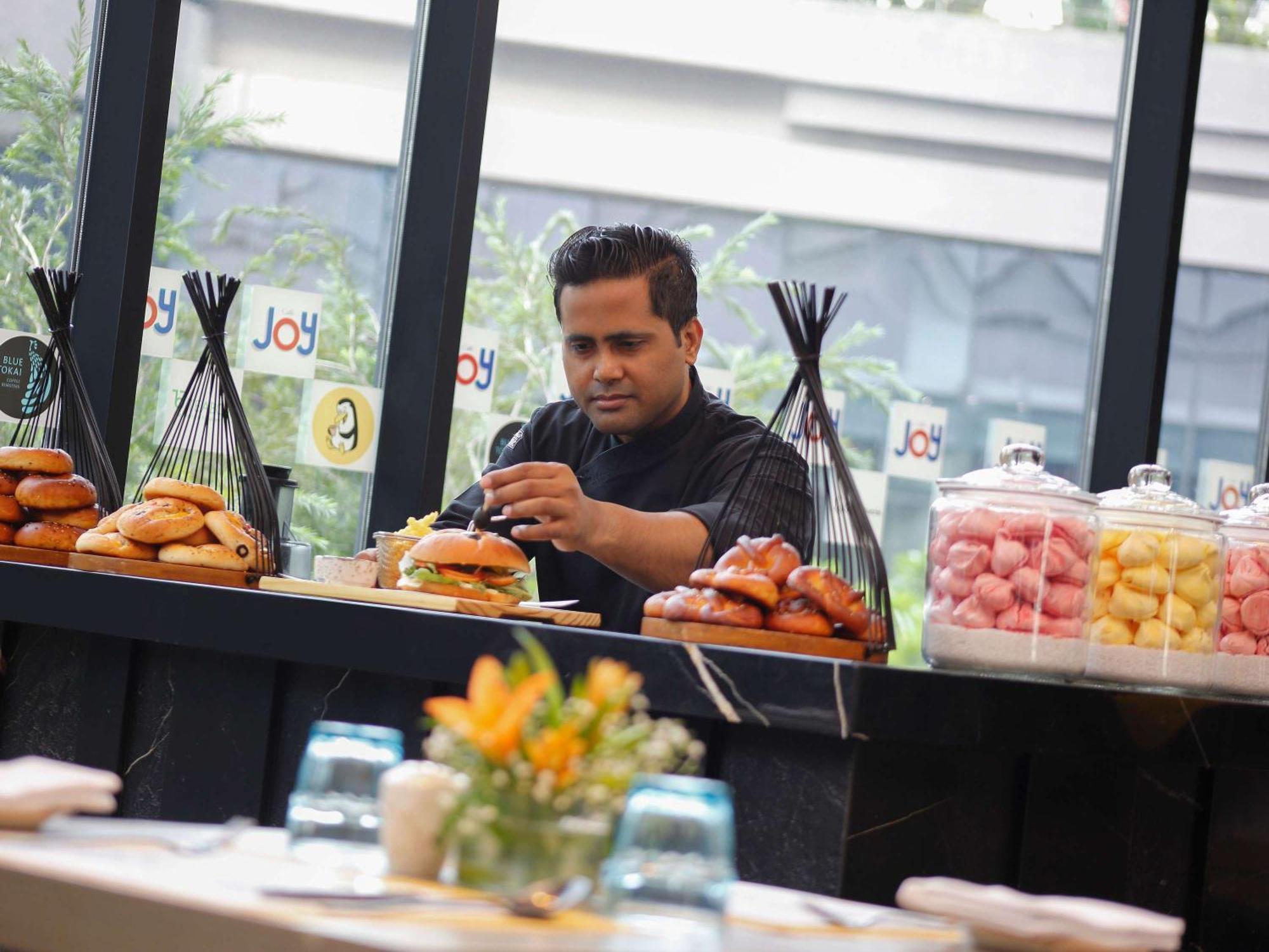 Novotel Kolkata Hotel And Residences Luaran gambar A chef preparing food at a buffet