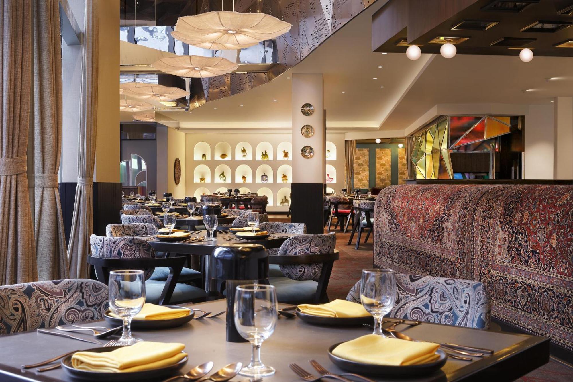 Novotel Kolkata Hotel And Residences Luaran gambar The interior of the restaurant