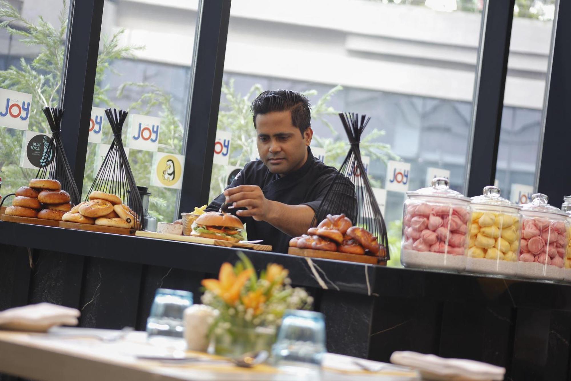 Novotel Kolkata Hotel And Residences Luaran gambar A chef at work