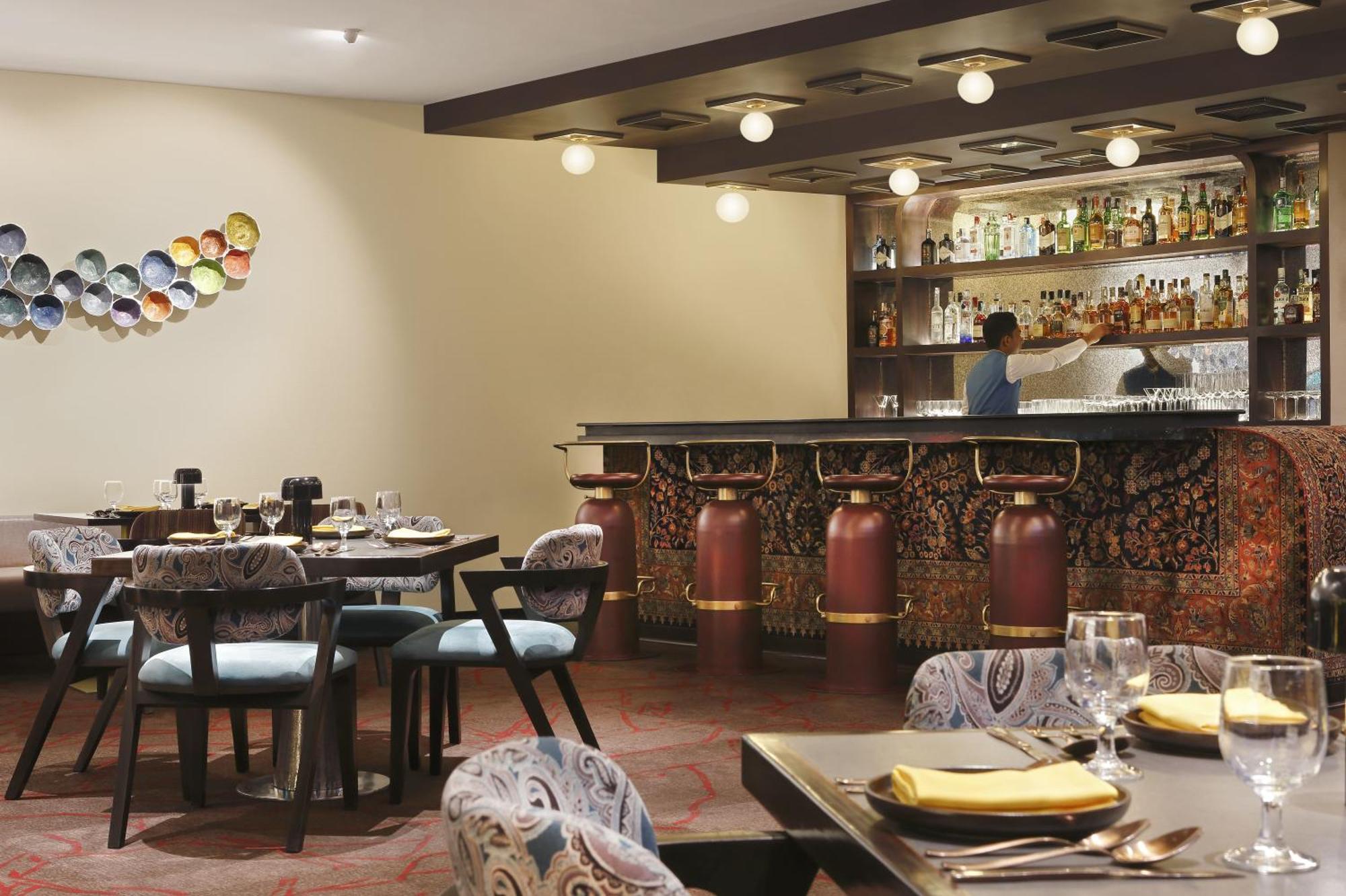Novotel Kolkata Hotel And Residences Luaran gambar The bar at the restaurant