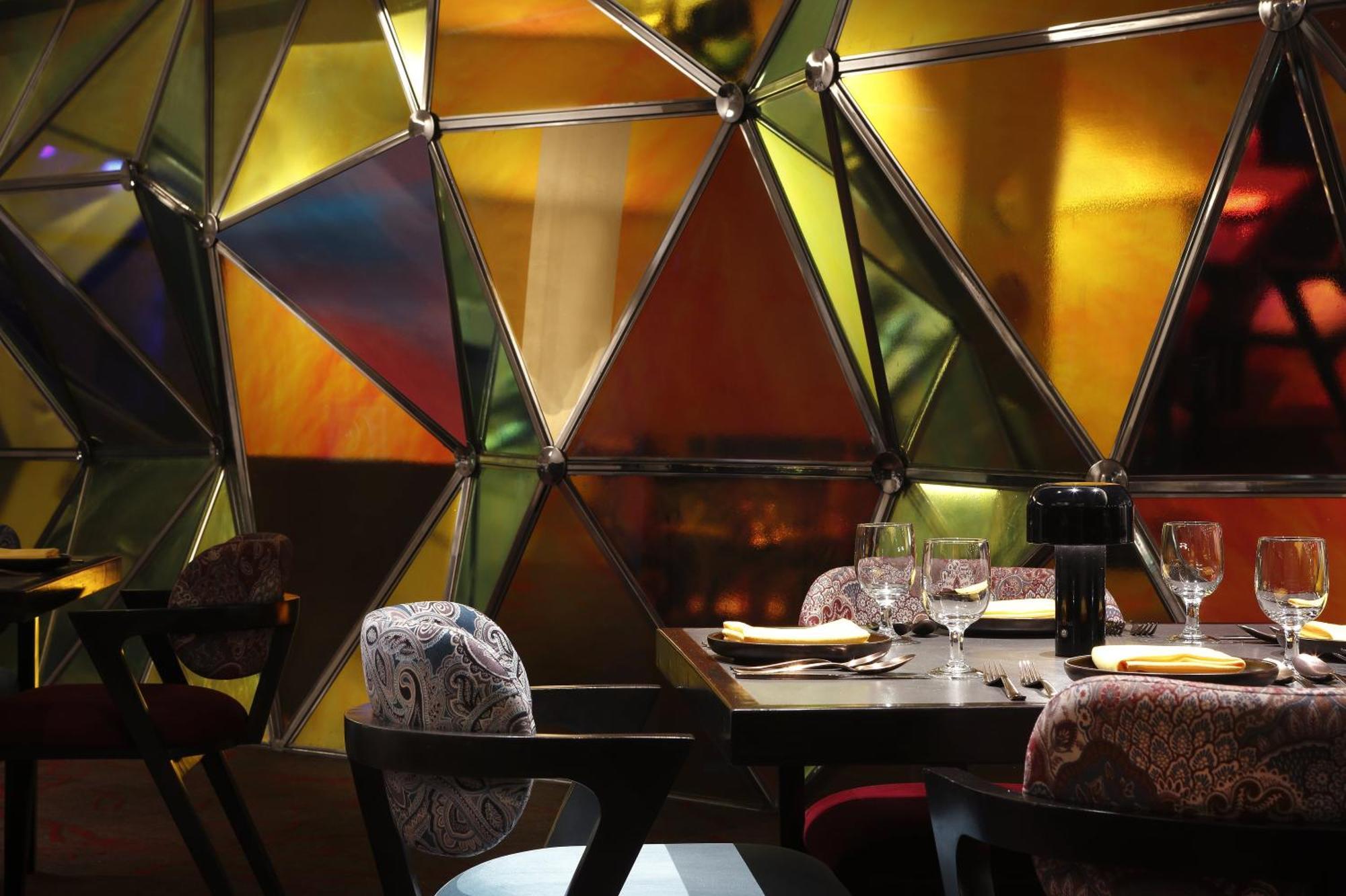 Novotel Kolkata Hotel And Residences Luaran gambar Interior of the restaurant
