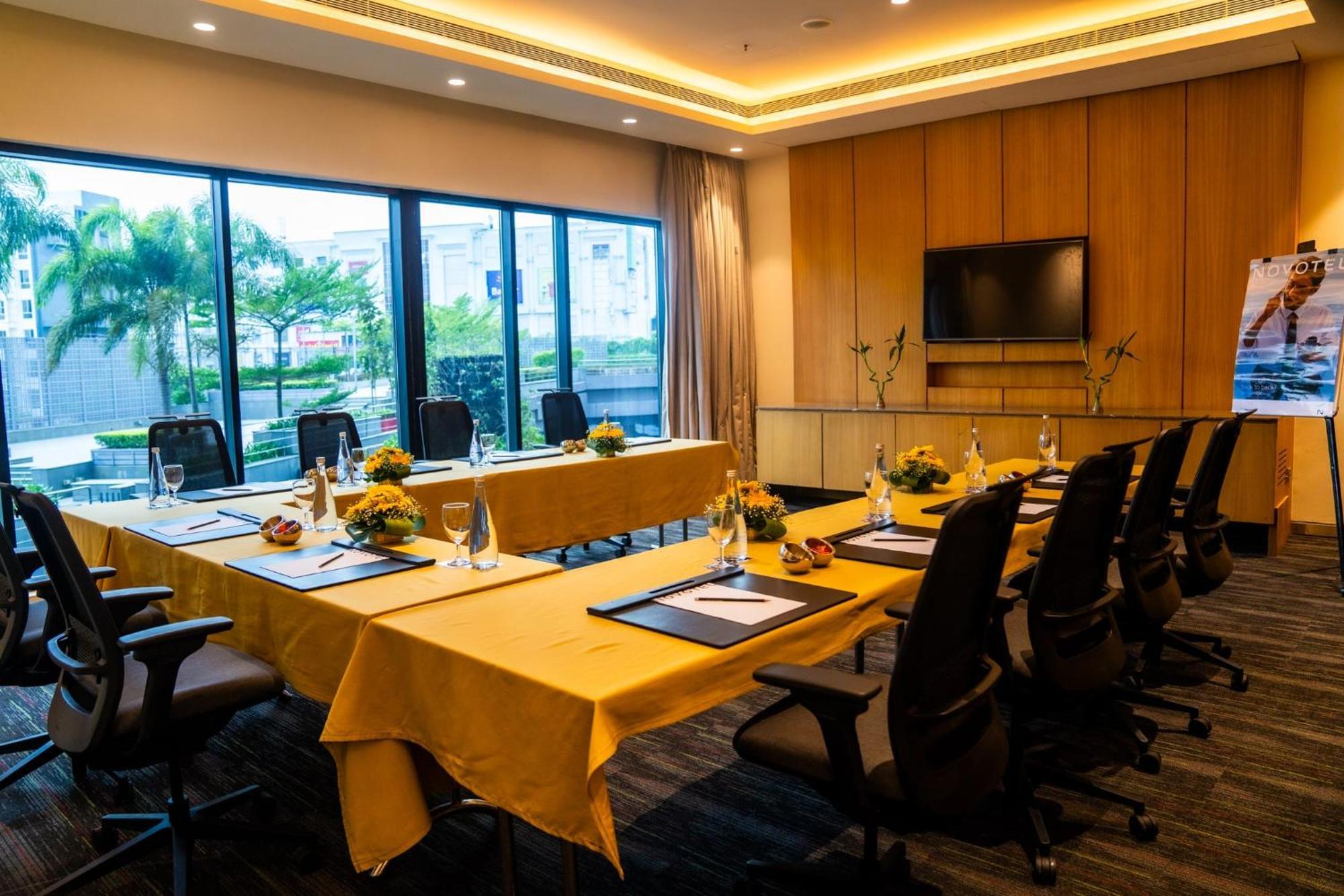 Novotel Kolkata Hotel And Residences Luaran gambar Meeting room at the hotel