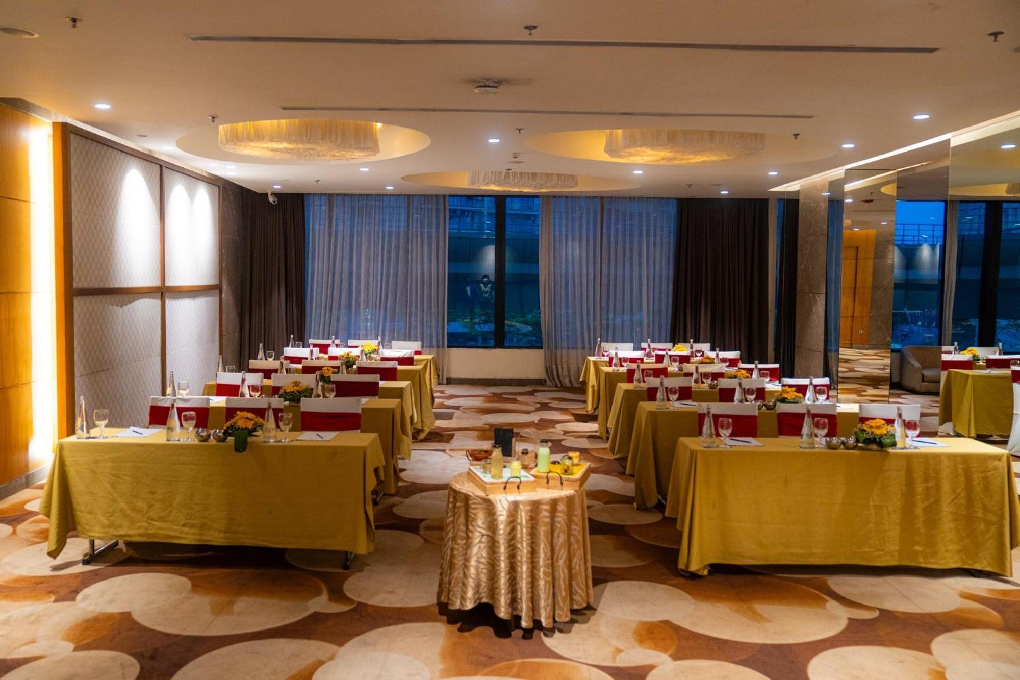 Novotel Kolkata Hotel And Residences Luaran gambar Meeting room