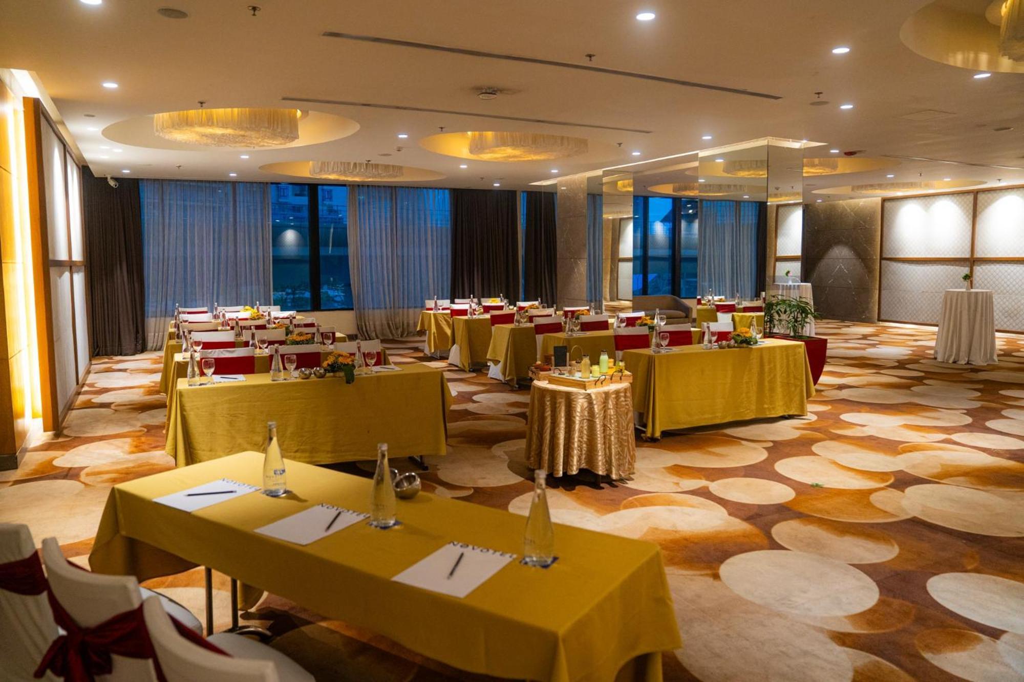 Novotel Kolkata Hotel And Residences Luaran gambar Meeting room