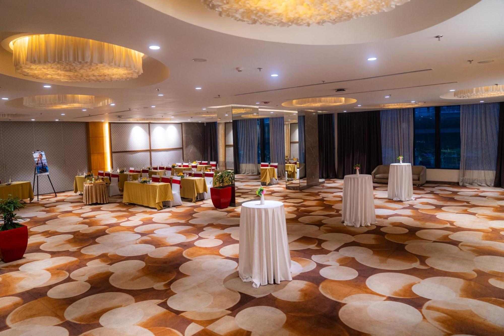 Novotel Kolkata Hotel And Residences Luaran gambar The ballroom
